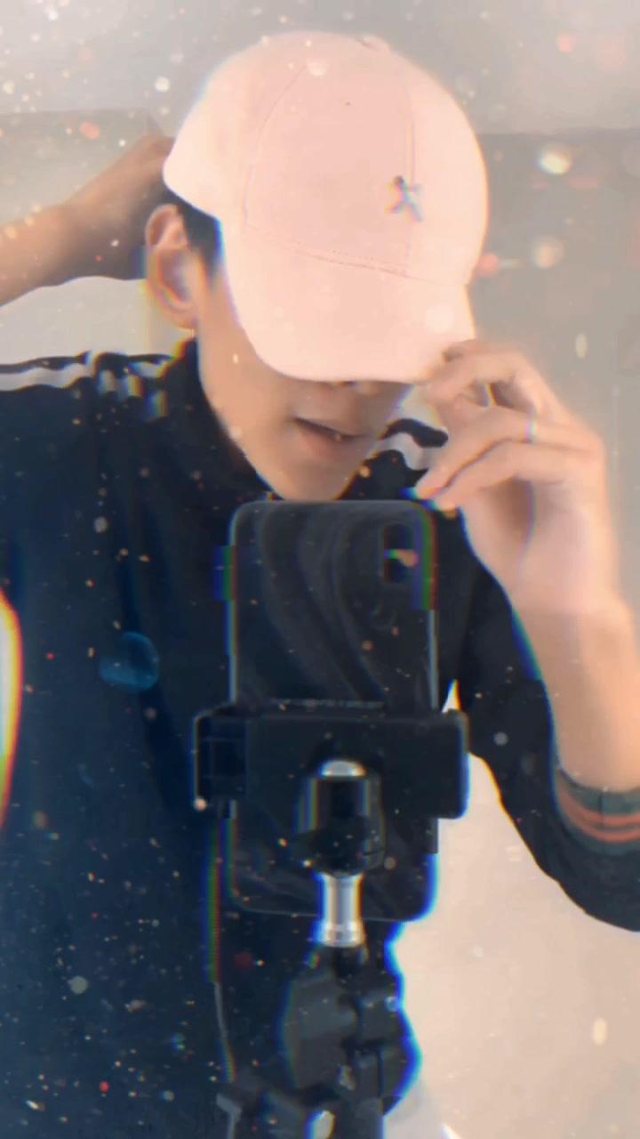 找遍全公司就找到这么一顶粉帽子,还戴歪了#看我压帽杀 @抖音小助手