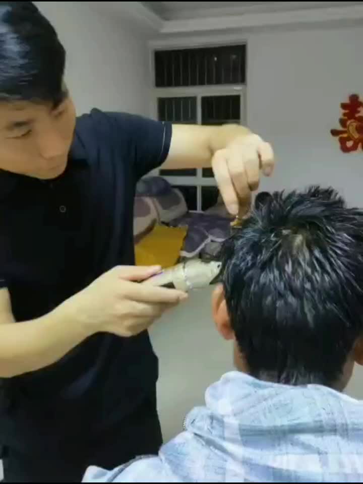 今天休息,看到爸妈头发都白了,平时都没时间陪你们,简单的工具,不能剪