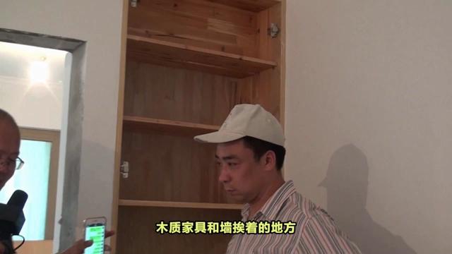 家具和墙之间