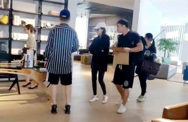 已怀孕?张馨予逛街紧捂肚子 看中好多婴儿车