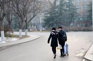 The undergraduate comes home spend the New Year, c