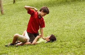 The child is hit by the classmate, how to do? The key depends on the parent how teaching!