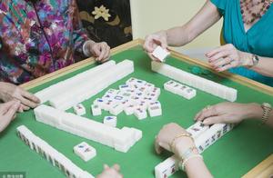 Hit mahjong avoid by all means not to give one chicken first, memorize two action, car room is bough