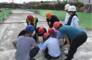 Building site old driver teachs you how to handle 