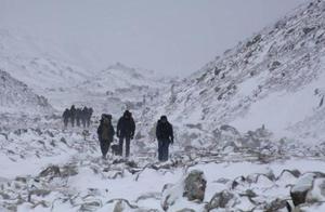 The Mount Everest on 30 people clears excrement and urine of rubbish smooth mankind collects 2.3 ton