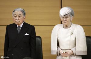 Couple of Japanese Ming Rentian emperor carries ou