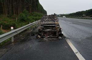 Spontaneous combustion of a car, the car discards 