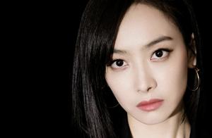 Eye of female singer of merman of collocation of b