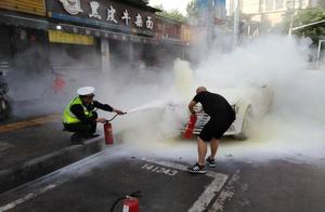 Policeman of river bank of Wuhan of white car sudd