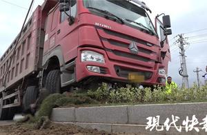 Miserable intense! Electric car and barge against 