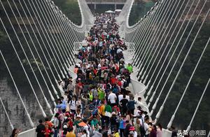 On bridge of glass of gorge of high mountain of Ho