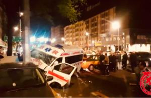 Video: Traffic accident of Harbin before dawn, the taxi bumps into useless provincial ambulance, dis