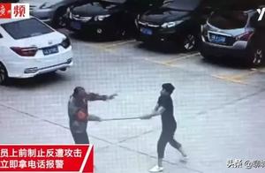 The man holds Dao Chuang to enter tea building! In