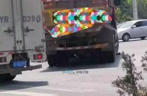 Yantai breaks out traffic accident two cases! It is old freight car hits electric car! Spot miserabl