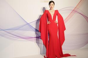 Rich examine empress is too beautiful! Qin Lan wears deep V red skirt to appear on mobile modelling