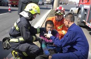 The touching instant of traffic accident spot -- the hurt person that fire control officers and men
