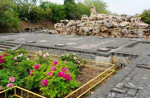 The circle opens the cloud besides engrave month inside bright garden outside, of Changchun garden c