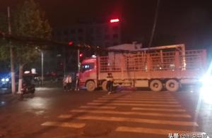 Zhengzhou: Freeboard van late night ask for trouble pulls lever of 3 communication line send a netwo