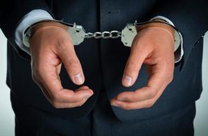 80 hind bank female employee sends financial secret document secretly, be sentenced 