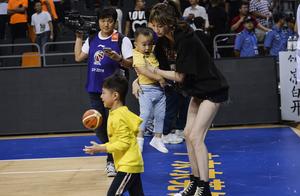 Zhou Pengjiao wife the family after carrying fondl