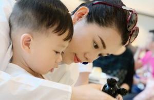 Hu Xing bask in as happy as warmth of son group ph