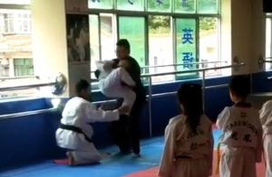 The net passes Sichuan wide the teacher holds yuan of taekwondo in the arms throw student teacher su
