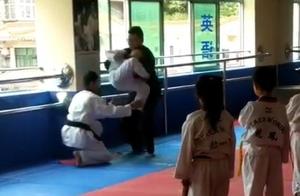 The net passes Sichuan wide the teacher holds yuan of taekwondo in the arms throw student teacher su