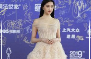 A naked color pulls Guan Xiaotong ground long skir