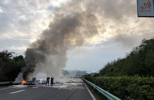 Into cling to traffic of one van spontaneous combu