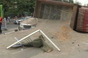 Gut inverts greatly, maple Lin Lu traffic accident