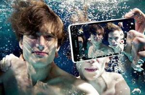 It is waterproof mobile phone obviously, do not gu