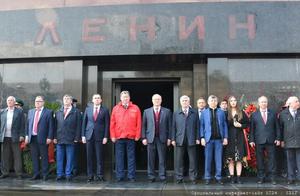 Russia presents a flower for Lenin and Si Dalin gr