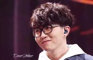 Singer wool is not easy, young handsome young man 