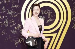 Fanbing puts disturbance hind on the ice to appear