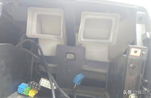 Fat elder brother is solved in abnormal knocking of interior trim controlling a station, inside car