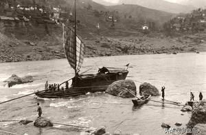 Old photograph of the Republic of China: 1915 around the Yangtse River the coastal picture of 3 gorg