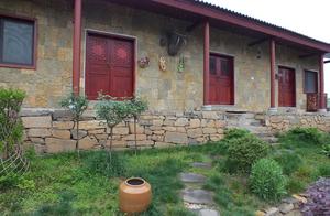 Hubei Yichang: 3 gorge are rich house of hill civilian old stone picks up warmth of interesting mosq