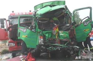 Miserable intense traffic accident, car head is out of shape badly, 1 person is stranded!