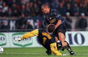 21 years ago today international Milan 3 than 0 Laqiao carries off Luonaerduo performs allied cup pe