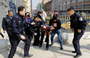 Doubt is like mental person to hold Dao Chuang to be about to injure a person into express center, j