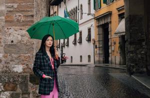 Jing of Italian small town shows fairy Yao Chen! Maintaining the girl of oilpaper umbrella, divide n