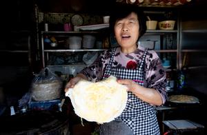 Shandong aunt is carrying griddle of 3 thin pancak