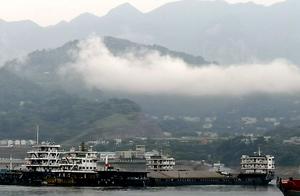 Have 4000 everyday second the boat has awaited 3 gorge lock, the Yangtse River is the busiest gold a