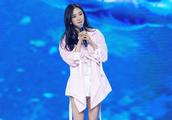 Yang Mi wears pink coat to play next garments to b