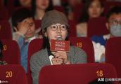 80 hind He Suyan of female star Baibai watchs a movie personally now, wear a cap to wear glasses to