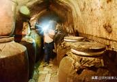 Farmer the cellar in 10 years of holes: Wine of natural spring water is made, 300 meters of cave are