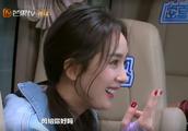 Yang Mi and Xie Yilin open mirth each other, the color exposure on finger habit of Yang Mi!
