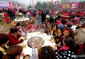 1000 people Hubei is far how to eat year of pig di