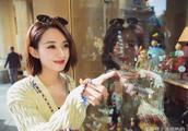 The street pats 0903 Zhao Liying bazaar to shop before bar of United States makeup try carefully mak