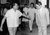 Xiaoping of deceased China leader Deng (left) interviewed the Jin Yong during Beijing is visited and